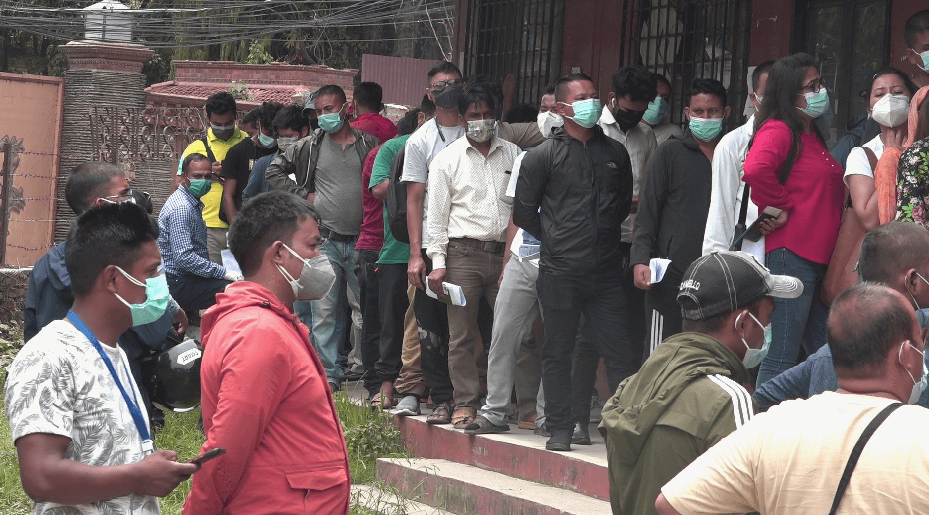 श्रम कार्यालयको लाइनमा युवाको आक्रोश– देशमा सिस्टमै छैन, भा'को भए हामी बिदेसिनु पर्थेन